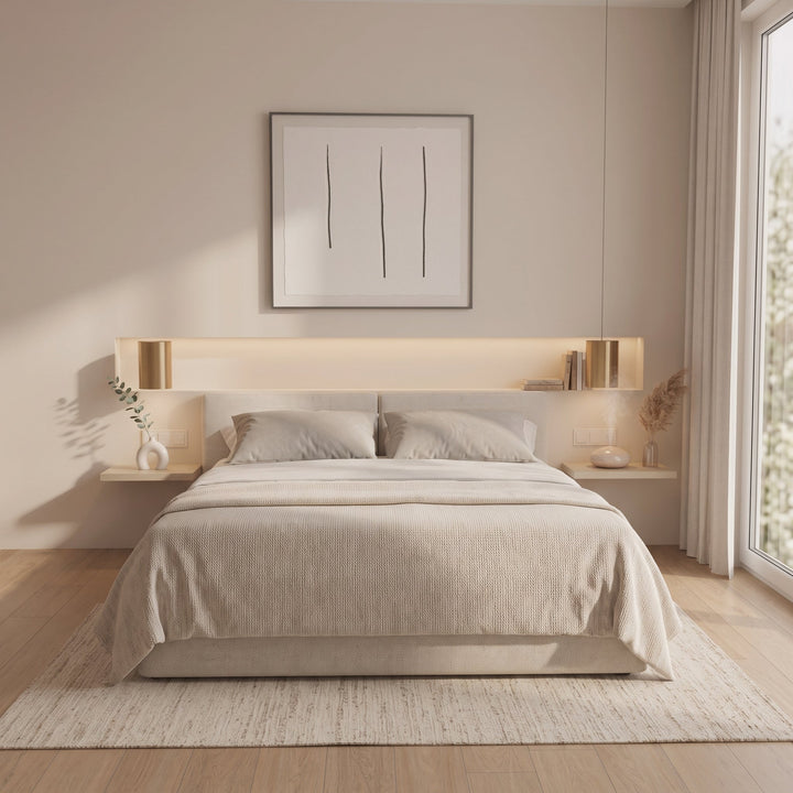Moderne, minimalistische slaapkamer in beige tinten met een opgemaakt tweepersoonsbed, ingebouwde houten hoofdbordverlichting en een abstract schilderij aan de muur.